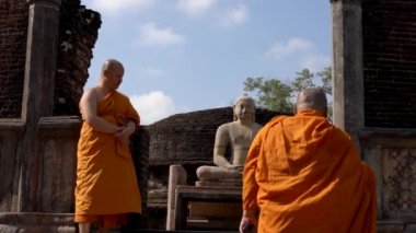 Polonnaruwa, Sri Lanka - 2019-03-23 - Monks Tour 8 - Yukarı Merdivenler Geçmiş Buda Heykeli