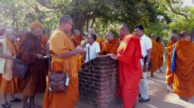 Polonnaruwa, Sri Lanka - 2019-03-23 - Monks On Tour 1 - Ders Dinliyor