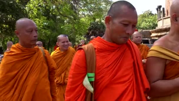 Polonnaruwa, Sri Lanka-2019-03-23-mnisi na Tour 5-chodzenie do następnej lokalizacji — Wideo stockowe