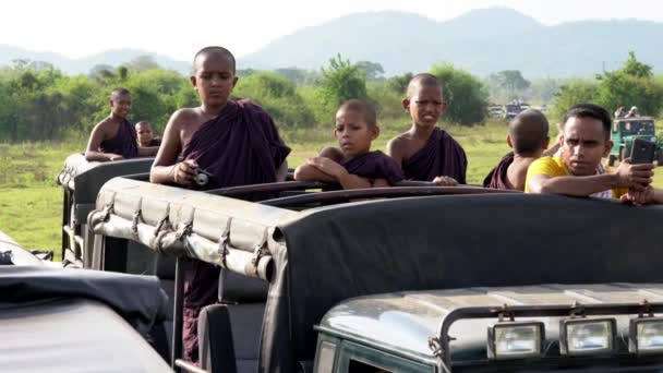 Národní park Minneriya, Srí Lanka-2019-03-23-Safari lidé 1-mladí mniši čekající na zvířata — Stock video