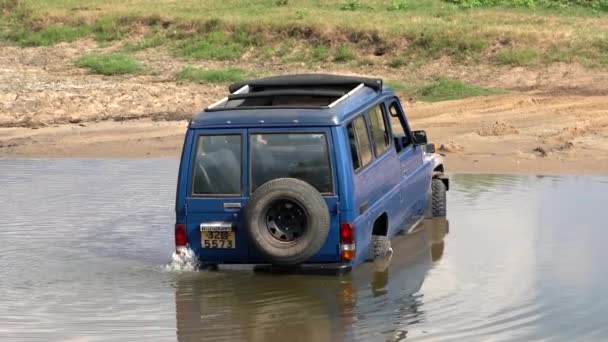 Národní park Minneriya, Srí Lanka-2019-03-23-nákladní automobil je přilepený v řece — Stock video