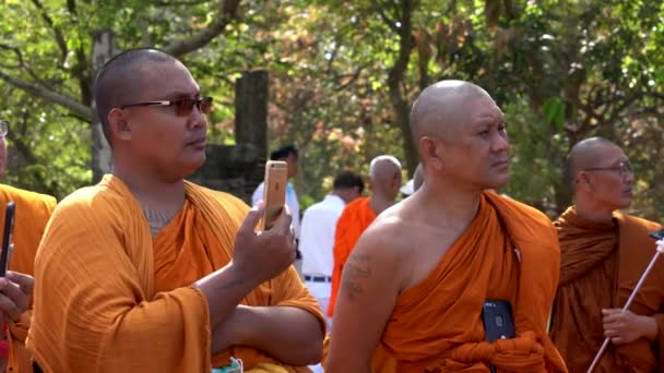 Polonnaruwa, sri lanka - 23.03.2019 - Mönche auf Tour 4 - Vortrag hören und aufnehmen — Stockvideo