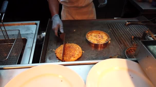 Omeleta je vyrobena v kuchyni restaurace — Stock video