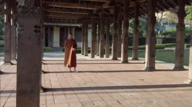 Kandy, Sri Lanka - 09-03-24 - Monk Tapınak Sütunları ile Walks