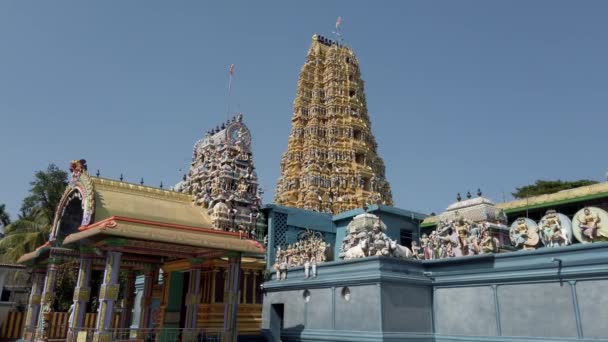 Kandy, Sri Lanka - 09-03-24 - Balayage de statues bordant le toit du temple hindou — Video