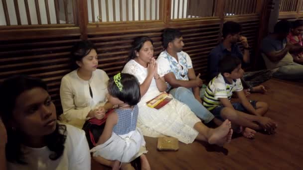 Kandy, Sri Lanka-09-03-24-emberek Sit and Pray in Hall in Tribute to Buddha — Stock videók