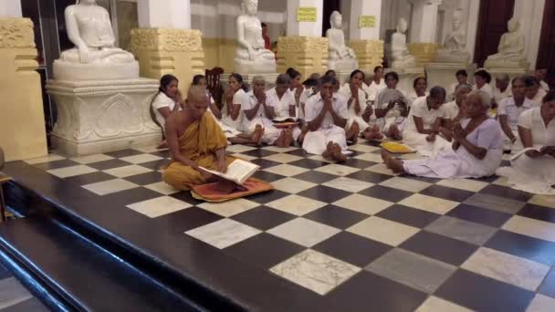 キャンディ, スリランカ - 09-03-24 - 僧侶は祈りの1で床に座って数十人をリード - 僧侶に直面 — ストック動画
