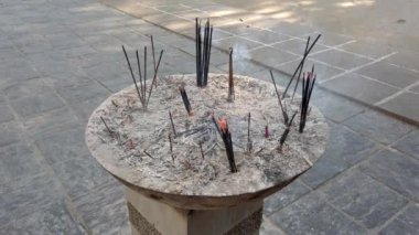 Budist Tütsü Çubukları Yanık Kase - Düşük Açı