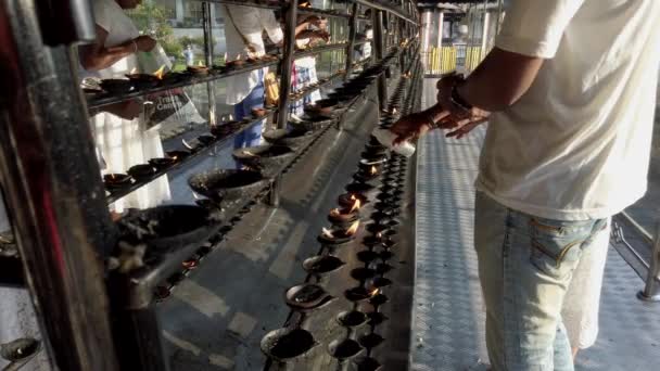 Kandy, Srí Lanka-09-03-24-pár Nalézač olej ve svíčce — Stock video