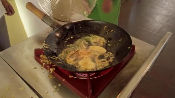 Βαθύ τηγανάκι tempura σε εμπορική σόμπα-υλικά αναδεύεται — Αρχείο Βίντεο