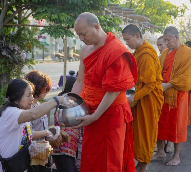 Lampeng, Tahiland - 2019-03-07 - Monks Hattı Sokak Boyunca İbadet Edenler Gıda Hediyeler alın