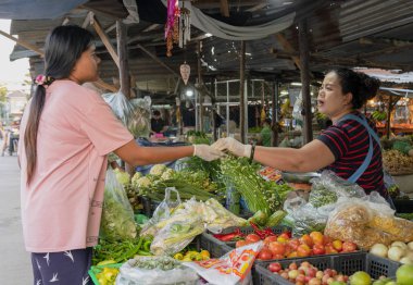 Sukhothai, Tahiland - 2019-03-06 - Sebze Satıcısı Pazarda Satış Yapıyor