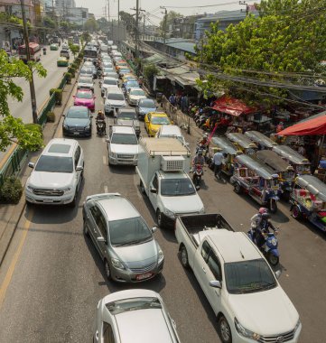 Bangkok, Tahiland - 2019-03-19 - Araç trafiği neredeyse tüm gün boyunca Bangkok'ta neredeyse durma noktasına geldi