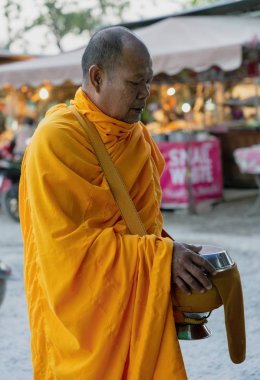 Sukhothai, Tahiland - 2019-03-06 - Monk Sadaka Soran Yürüyor