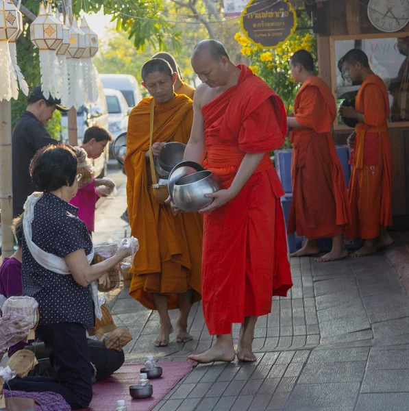 Lampeng, Tahilandia - 2019-03-07 - Línea de monjes reciben regalos de comida de fieles de la calle — Foto de Stock