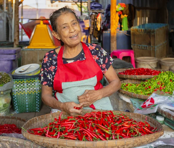 Sukhothai, Tahiland-2019-03-06-jalapeno säljaren skrattar på marknaden — Stockfoto