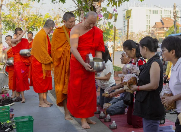 Lampeng, Tahilandia - 2019-03-07 - Línea de monjes reciben regalos de comida de fieles de la calle — Foto de Stock