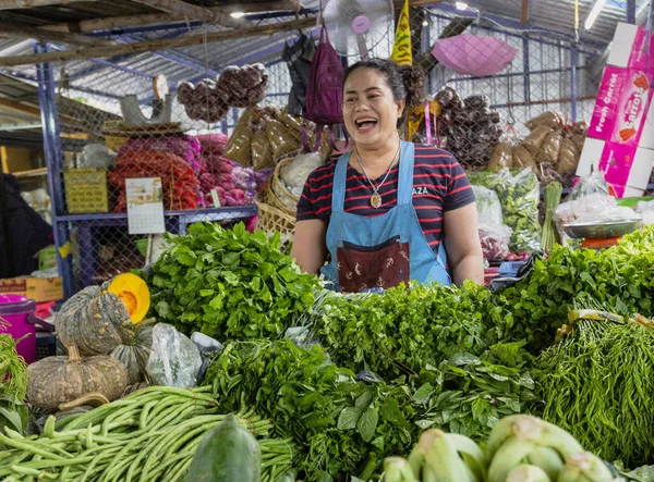 Sukhothai, Tahiland-2019-03-06-grönsaks försäljare skrattar åt marknaden — Stockfoto