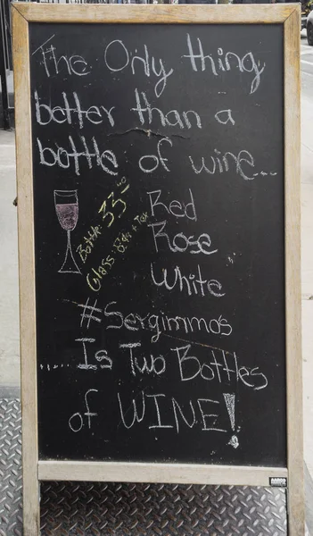 New York, New York - 2019-02-27 - SIGN - Mieux que la bouteille de vin — Photo