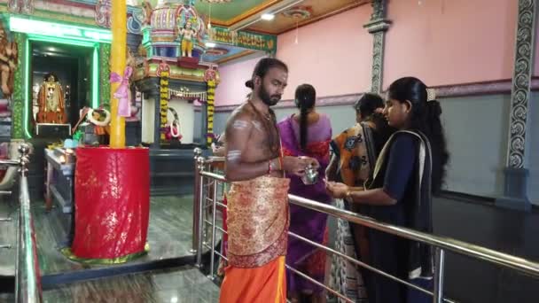 Nuware, Sri Lanka - 2019-03-26 - Los suplicantes del templo hindú reciben la bendición del sacerdote — Vídeos de Stock