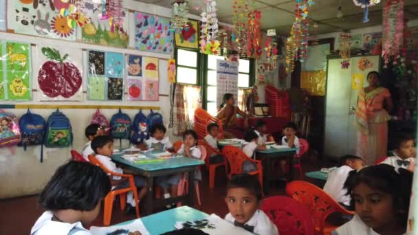 努瓦雷， 斯里兰卡 - 2019-03-26 - 幼儿在教室教师站在周围 — 图库视频影像