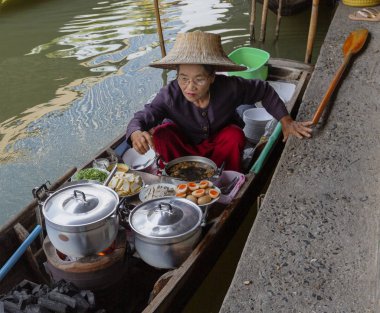 Bangkok, Tahiland - 2019-03-03 - Women Sell Food From Boats At Floating Market