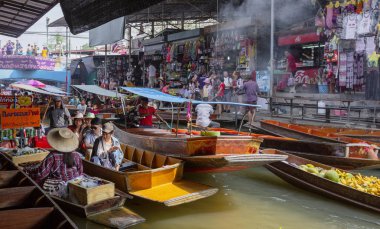 Bangkok, Tahiland - 2019-03-03 - Too many boats in Floating Market creates traffic jam and none can move