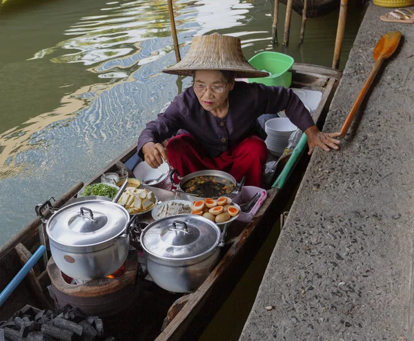 Bangkok, Tahilandia - 2019-03-03 - Las mujeres venden comida de los barcos en el mercado flotante — Foto de Stock