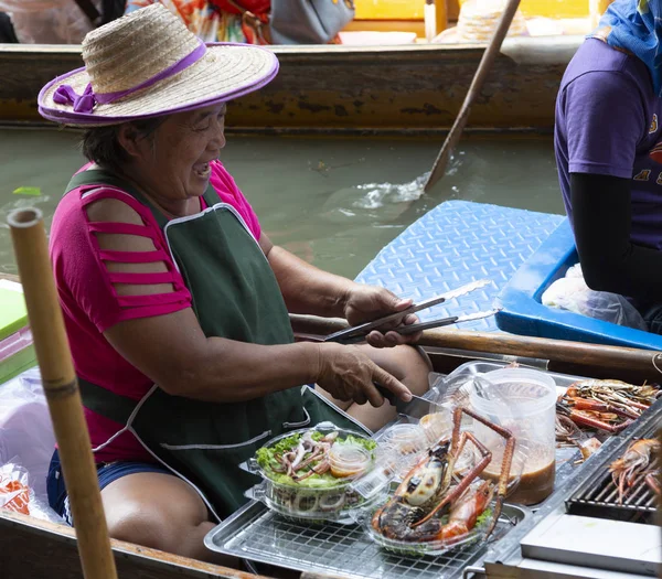 Bangkok, Tahiland-2019-03-03-kvinnor säljer mat från båtar på Floating Market — Stockfoto
