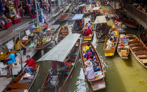 Bangkok, Tahiland - 2019-03-03 - Too many boats in Floating Market creates traffic jam and none can move — Stock Photo, Image