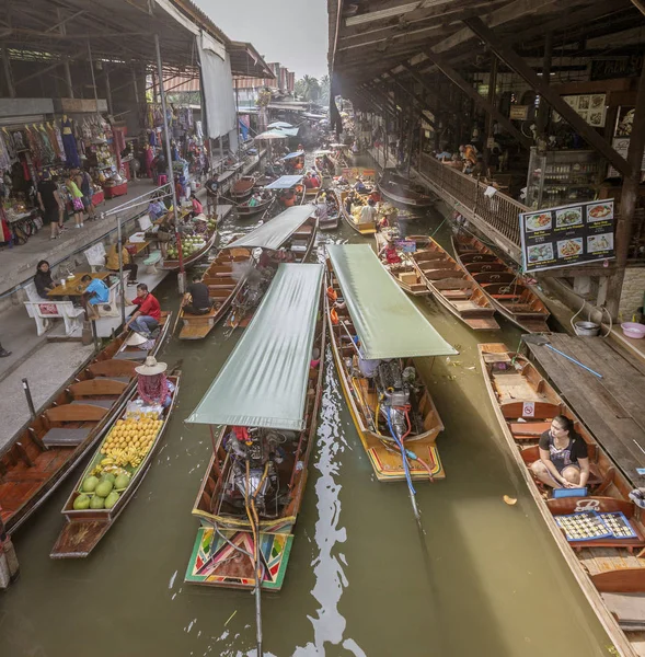 Bangkok, Tahiland - 2019-03-03 - Too many boats in Floating Market creates traffic jam and none can move — Stock Photo, Image