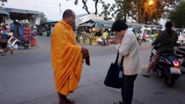 Sukhothai, Tayland - 2019-03-06 - Monk Blesses Woman in Market