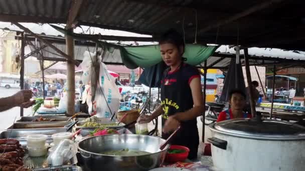 Sukhothai, Tailandia - 2019-03-06 - Vendedor de mercado vende sopa para el almuerzo — Vídeo de stock