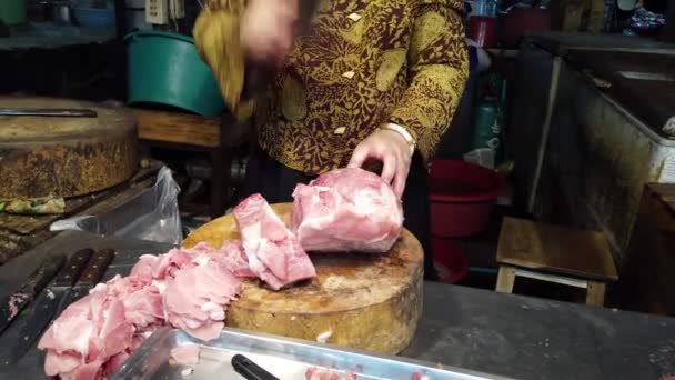 Лампанг, Таиланд - 2019-03-07 - Market Vendor Hacks Off Piece of Pork — стоковое видео
