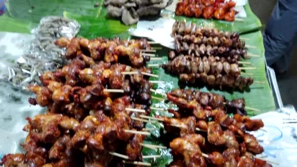 Lampang, Tailandia - 2019-03-07 - Market Vendor View of Chicken Kebabs — Vídeos de Stock