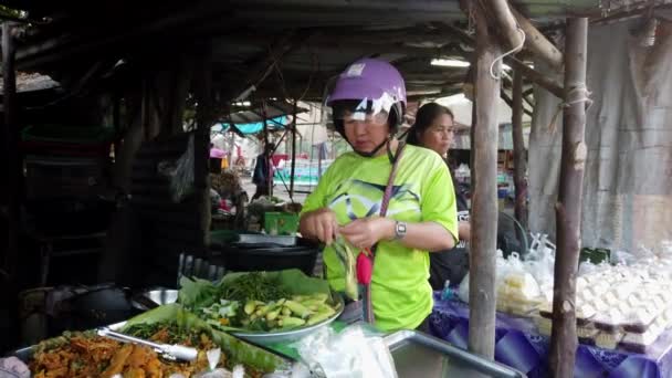 Sukhothai, Thaiföld-2019-03-06-nő megvásárolja Baby Corn-tól piac eladó — Stock videók