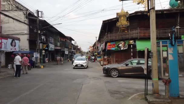 Lampang, Thaiföld-2019-03-07-kilátás a forgalom a fő utcán a városban — Stock videók