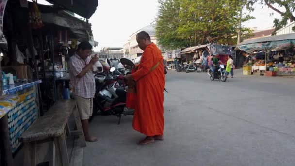 Sukhothai, thailand - 06.03.2019 - Mann spendet für Mönch, der dann den Menschen segnet — Stockvideo