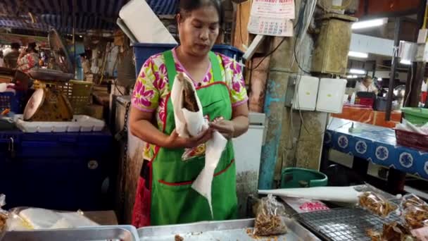 Λαμπάνγκ, Ταϊλάνδη-2019-03-07-προμηθευτής αγοράς κάνει μια πώληση — Αρχείο Βίντεο