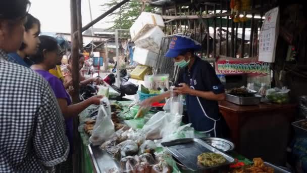 Sukhothai, Thaïlande - 2019-03-06 - Woman Street Vendor With Mask Sells Lunch to Customers — Video