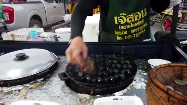 Сукхотай, Таиланд - 2019-03-06 - Человек очищает сковороду от железа в процессе подготовки к приготовлению угощений — стоковое видео
