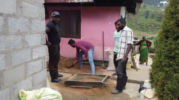 Nuware, Sri Lanka-2019-03-26-man vult zeef met zand dan twee mannen Swing zeef om zand te bereiden voor de bouw — Stockvideo
