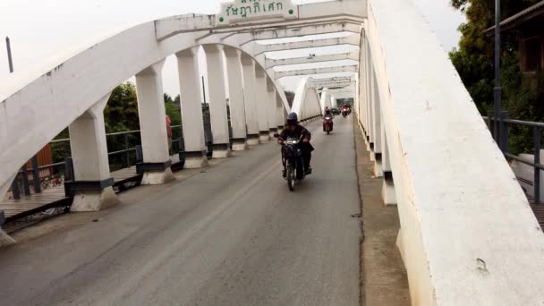 Lampang, Thaiföld-2019-03-07-kilátás a forgalom a fő híd a városban — Stock videók