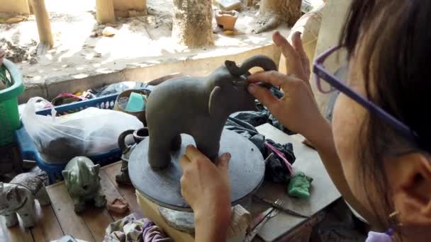 Sukhothai, Tajlandia-2019-03-06-rzeźbiarz stawia oczy na glinianych słoni — Wideo stockowe