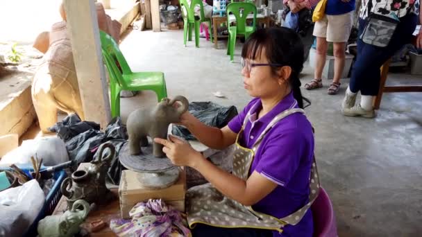 Sukhothai, Tayland - 2019-03-06 - Heykeltıraş Kil Fil Üzerine Kulaklar Koyar — Stok video