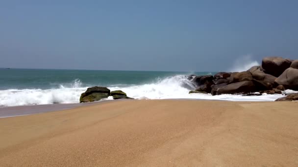 Havárie vln proti pláži a skalám — Stock video