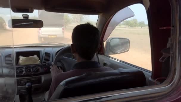 Τζιπ σαφάρι οδήγηση σε τραχύ χωματόδρομο-θέα του οδηγού — Αρχείο Βίντεο
