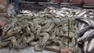 Karides Uzak Sinekler tutmak için Tütsü Burning ile Satıcı Masada