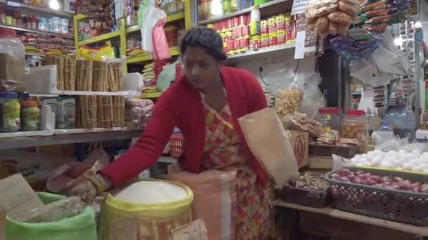 Nuware, Sri Lanka - 2019-03-27 - El vendedor mide el arroz en venta — Vídeo de stock