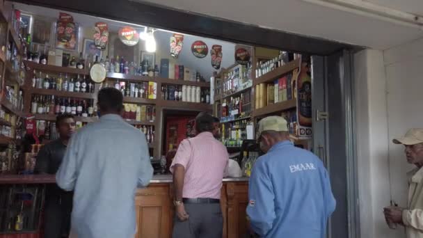 Nuware, Шри-Ланка - 2019-03-27 - Men Arrivre and Buy Liquor at Liquor Store — стоковое видео